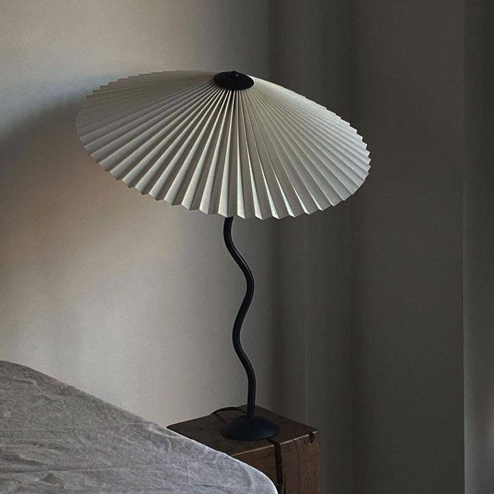 Moderne bølget desigbordlampe i metal