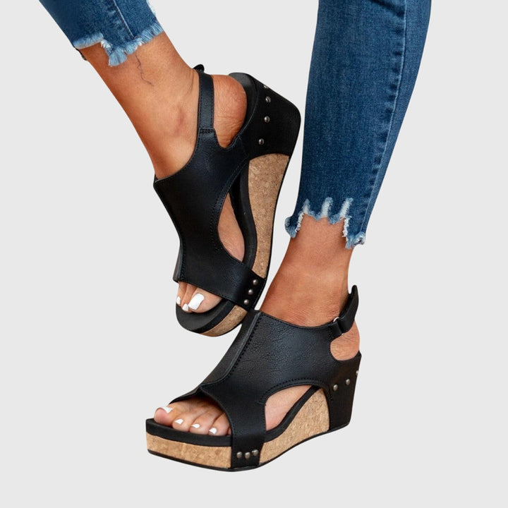 Sorte justerbare damesandaler med kilehæl. Ortopædiske komfortsko perfekte til lange dage.