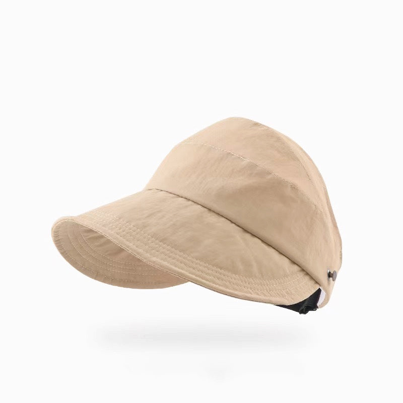 Komfortabel kvinders UV-hat med bred skygge, justerbar rem og åben top til varme dage.