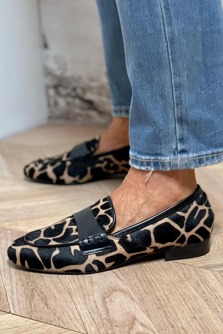 Nemme slip-on kvindesko: Komfortable loafers med trendy ko-print, der tilføjer stil til dit hverdagslook.