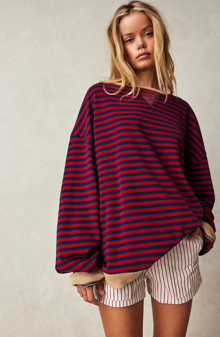 Dame i elegant stribet sweater. Perfekt forårsmode med afslappet komfort og stil.