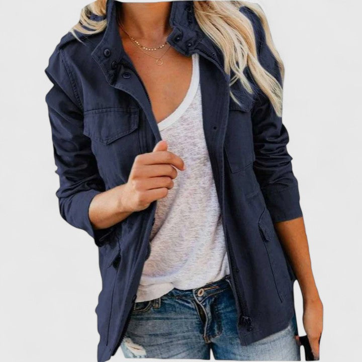 Let struktureret damejakke i elegant design, perfekt som alsidig forårs- og sommerjakke.
