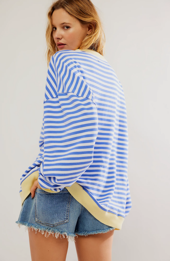Forårs-stribet dame sweater. Komfortabel crewneck strik i klassisk og moderne stil.