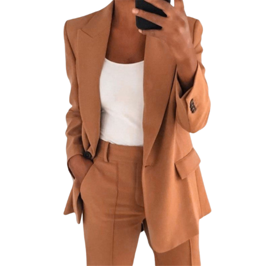 Skræddersyet dame blazer & buksesæt, elegant pasform til alle størrelser. Perfekt til kontoret.
