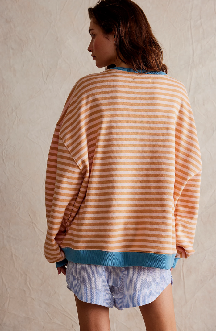 Elegant dame stribet sweater. Tidløs forårsmode. Komfortabel strik med crewneck til den stilfulde kvinde.