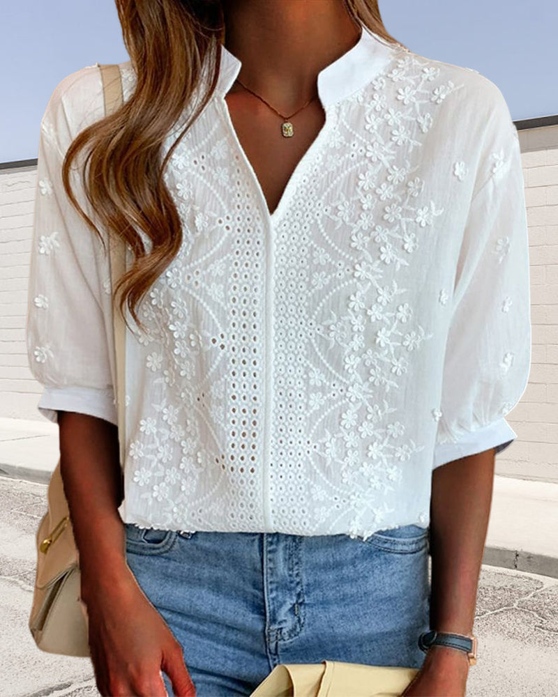 Feminin damebluse med broderi og v-hals i blonde. Stilfuld festtop eller komfortabel hverdagstop.