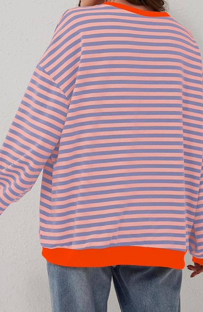 Tidløs dame stribet forårs-sweater. Klassisk strik med komfortabel crewneck og afslappet stil.
