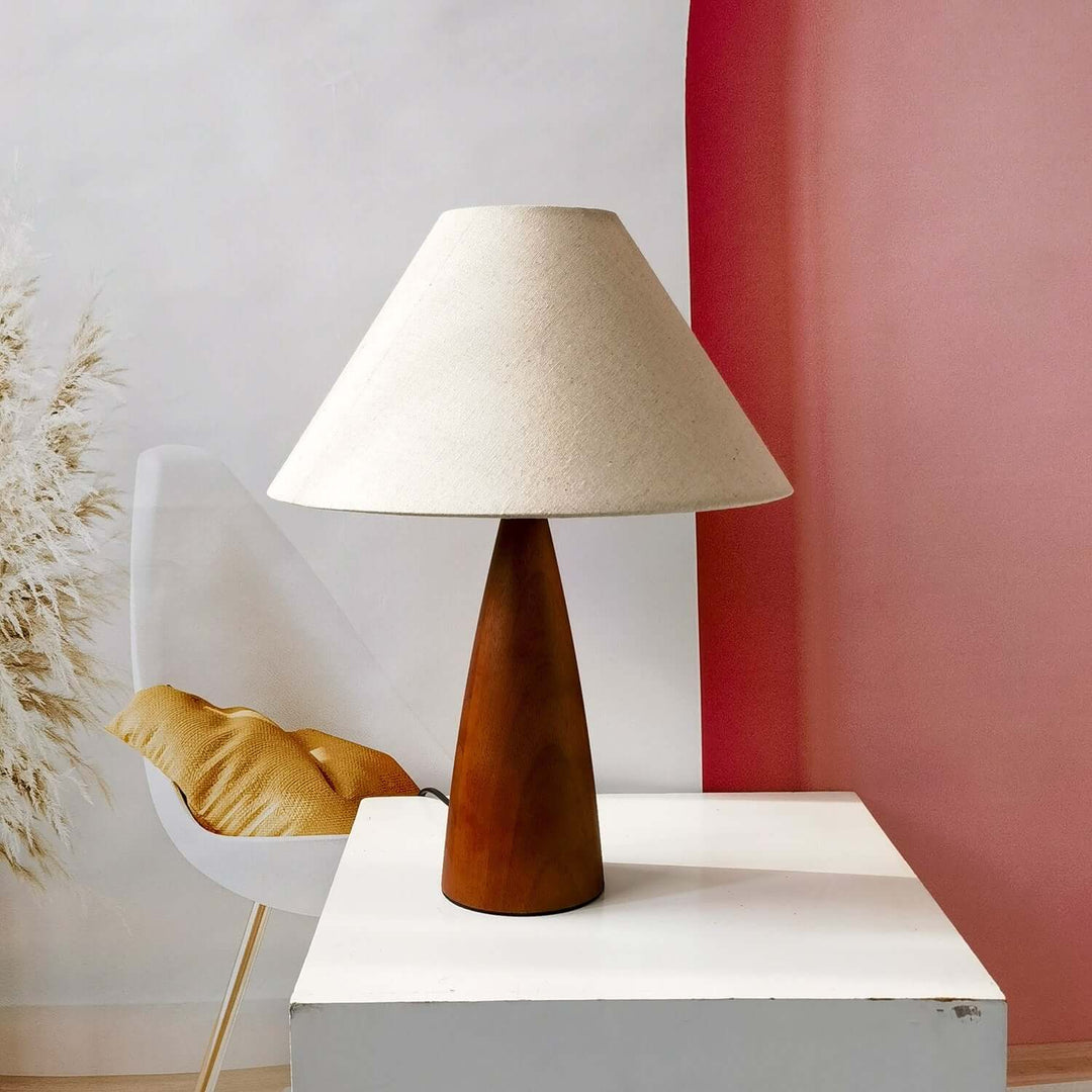 Bordlampe af massivt træ i århundredestil