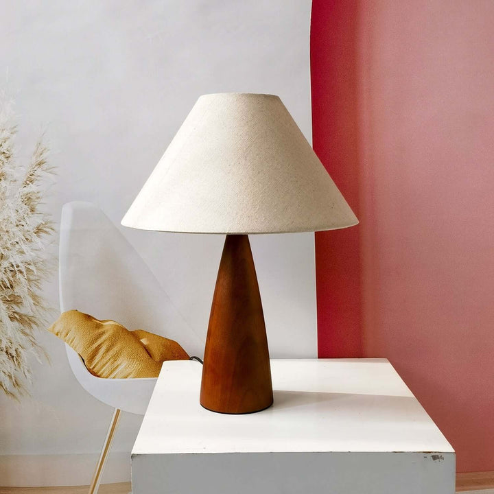 Bordlampe af massivt træ i århundredestil