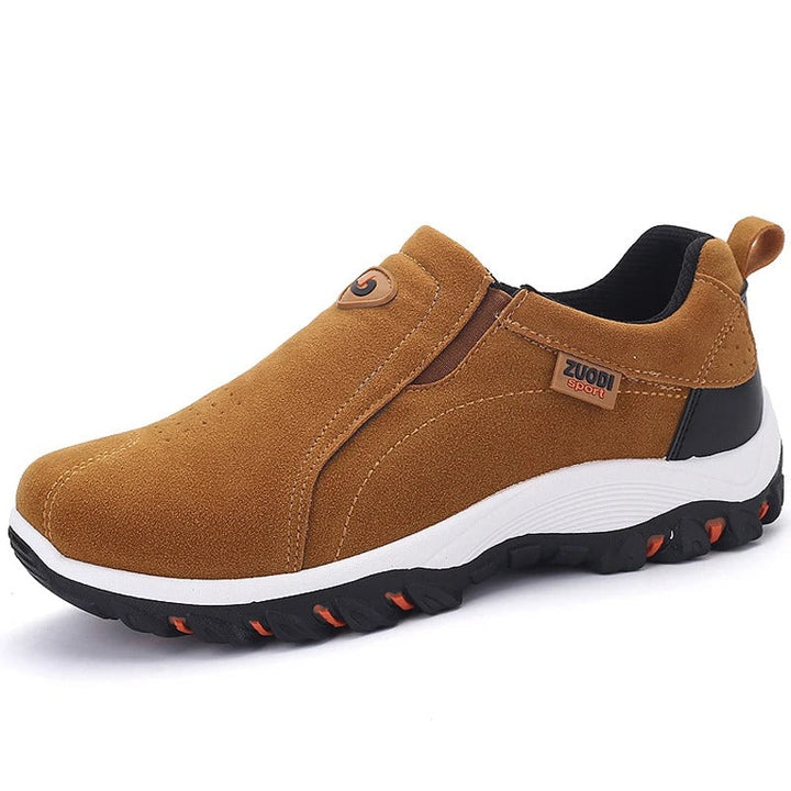 Mand bærer sorte slip-on sko. Casual og stilren komfortsko til en afslappet hverdag.
