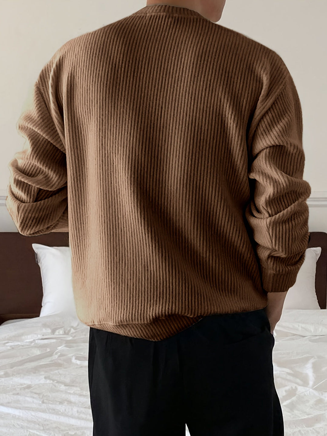 Herre pullover med løs pasform i ribstrik. Rund hals for en moderne, afslappet og klassisk stil.