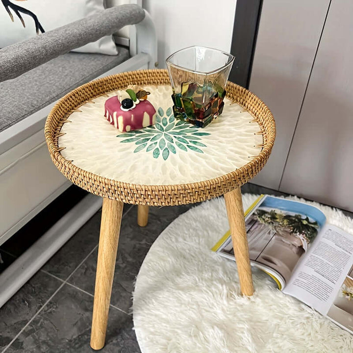 Rund rattan sidebord i naturtræ