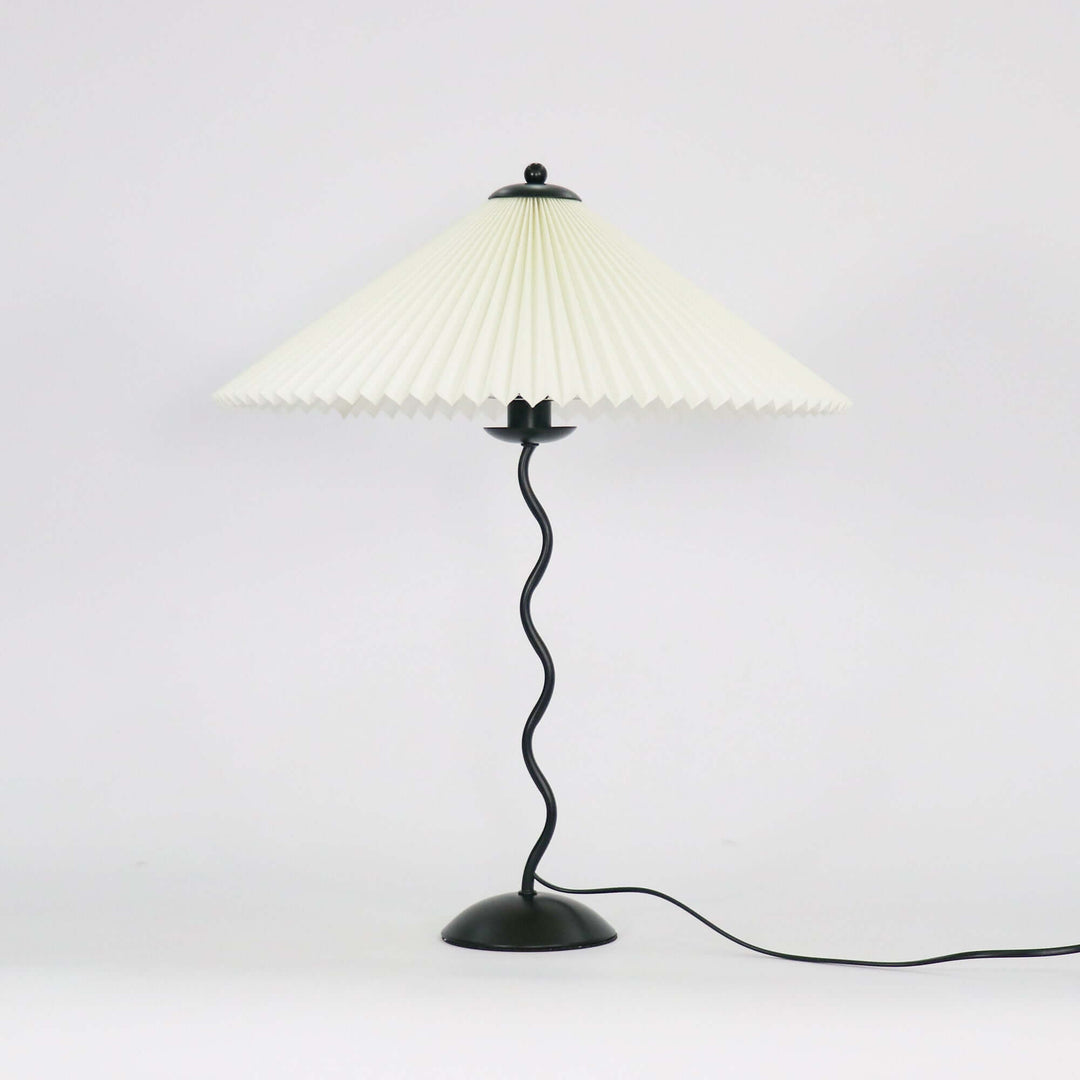 Moderne bølget desigbordlampe i metal