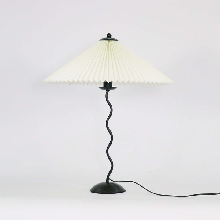 Moderne bølget desigbordlampe i metal
