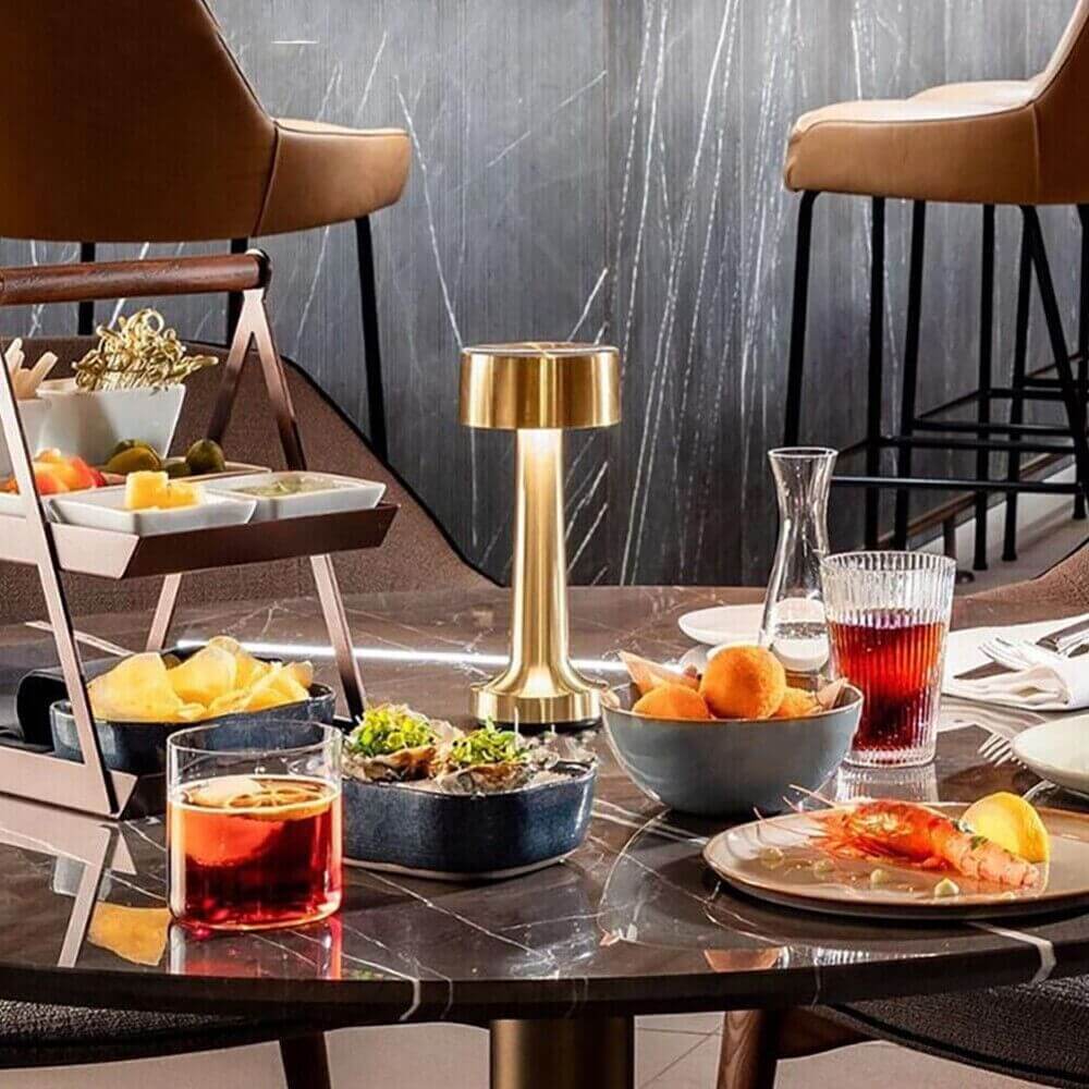 Dæmpbar LED bordlampe i moderne design