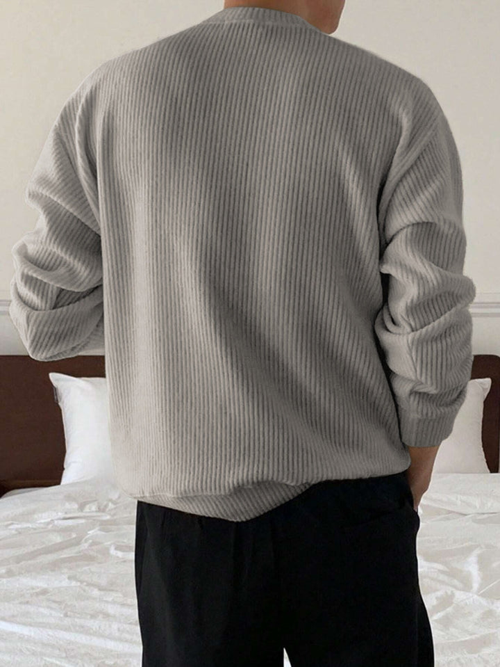Elegant og komfortabel herre ribstrikket pullover med rund hals og løs pasform til alle dage.