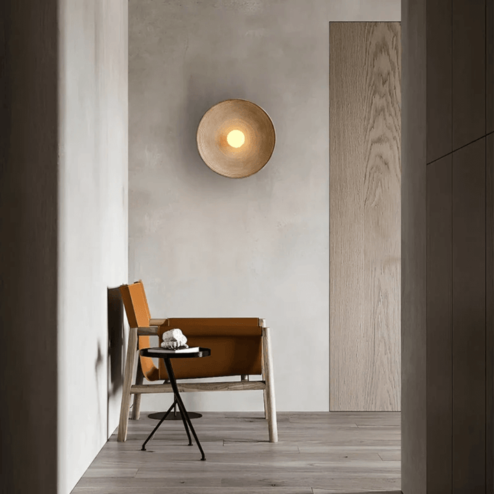 Rund LED væglampe i harpiks og glas med moderne design