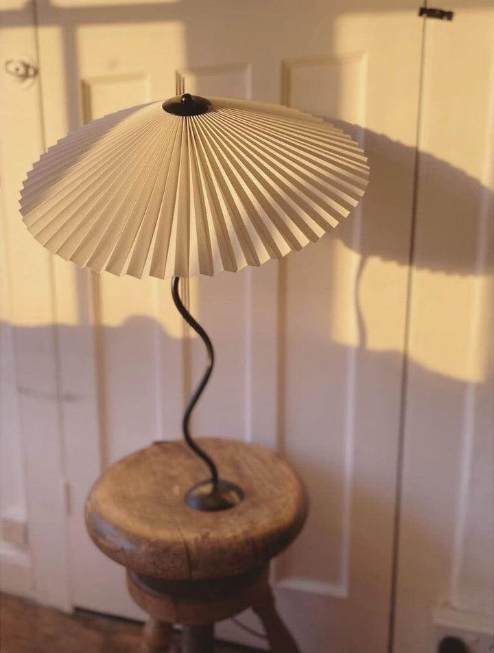 Moderne bølget desigbordlampe i metal