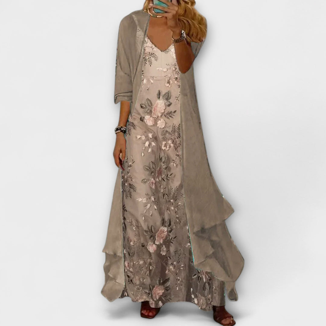 Elegant kvinders blomstret V-hals lagdelt maxi kjole. Perfekt sommerkjole til strand eller ferie.