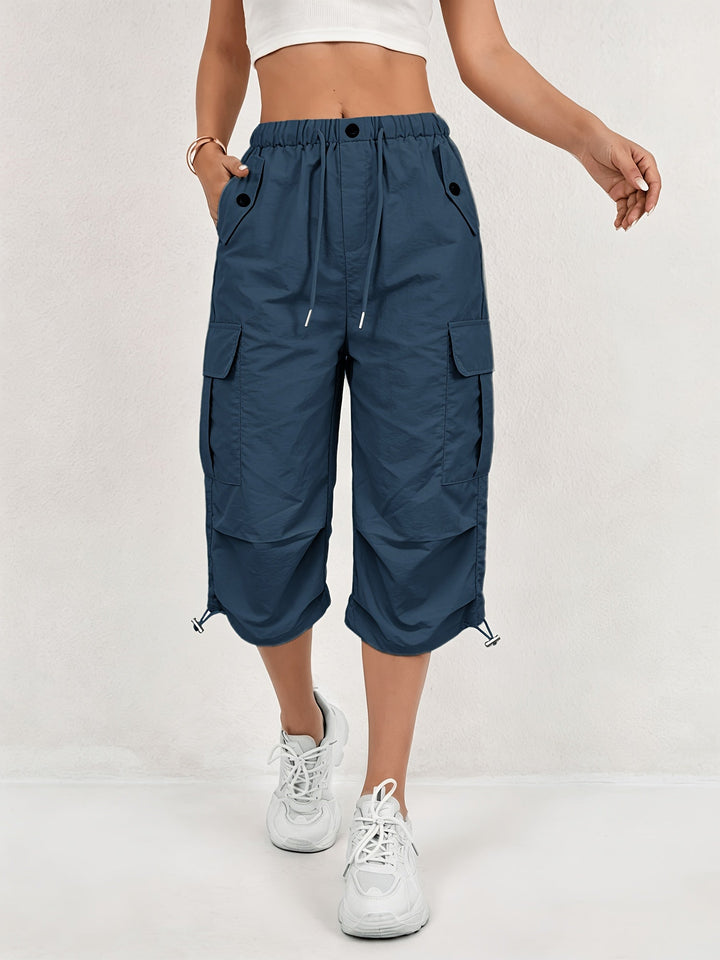 Løse dame cargo capribukser med snørtalje, perfekte til sommer og fritid.