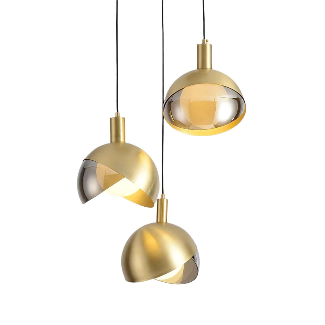 Elegant pendel lysekrone i guld med glasdetaljer