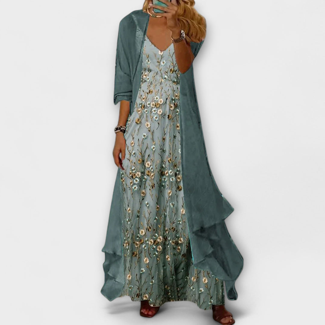 Afslappet elegant kvinders blomstret maxi kjole med V-hals og lagdelt design. Ideel feriekjole.