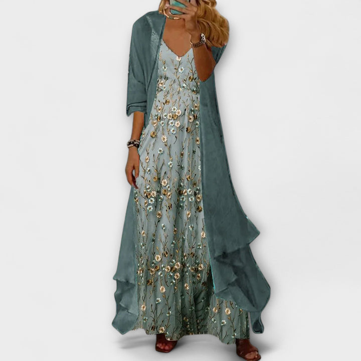 Afslappet elegant kvinders blomstret maxi kjole med V-hals og lagdelt design. Ideel feriekjole.