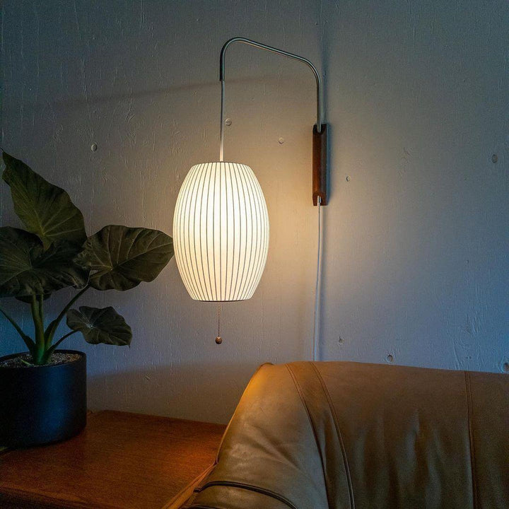 Moderne væglampe med kugledesign og varmt hvidt lys