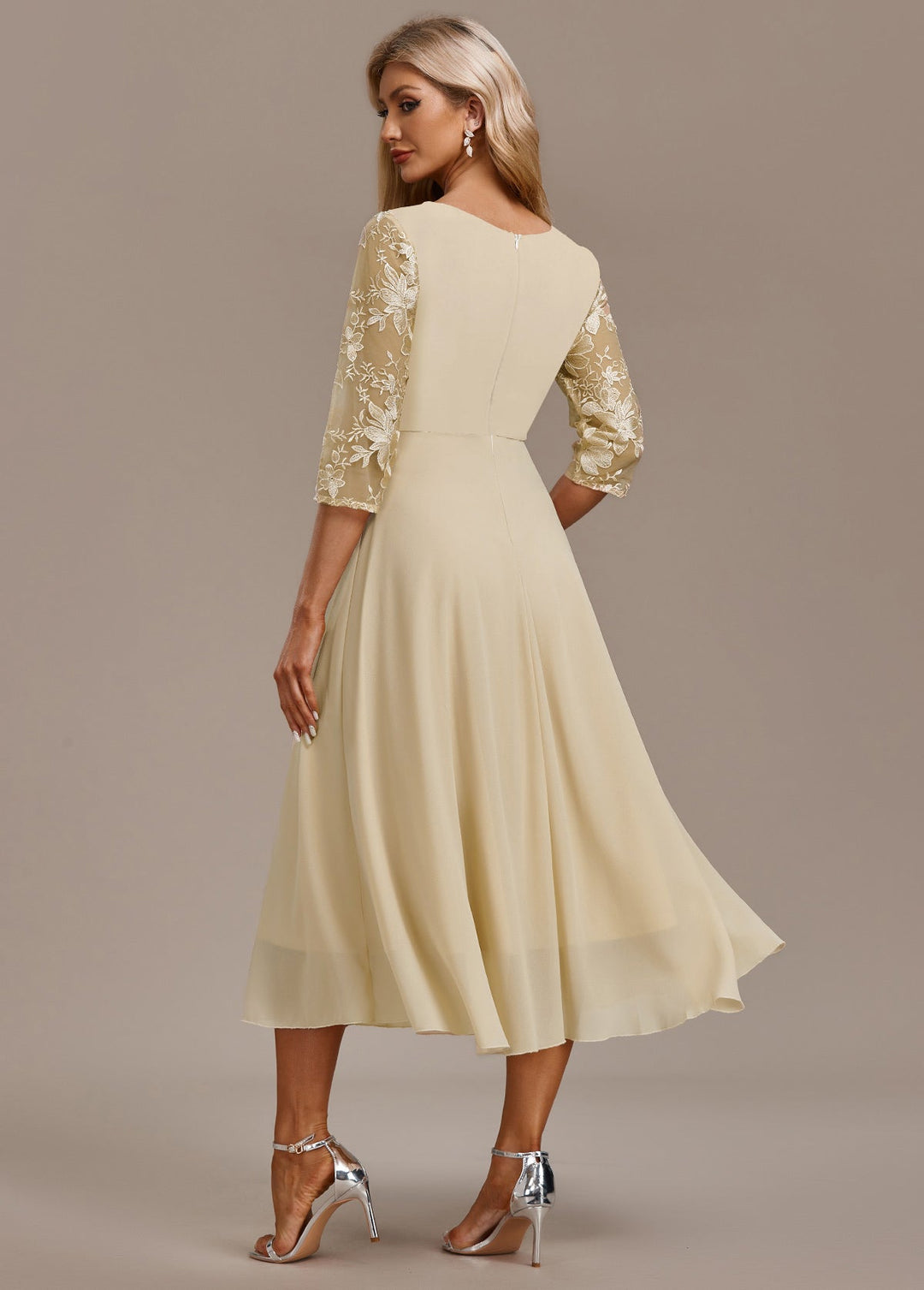 Elegant champagne midi festkjole til kvinder. Ideel som cocktailkjole & aftenkjole.