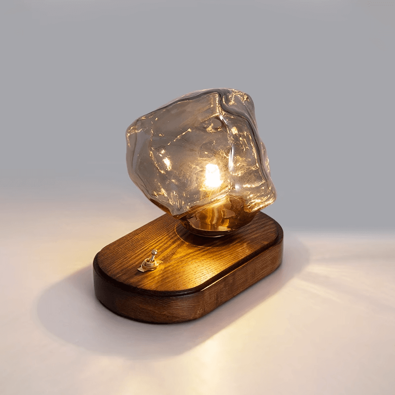 Bordlampe af glas i isstensdesign
