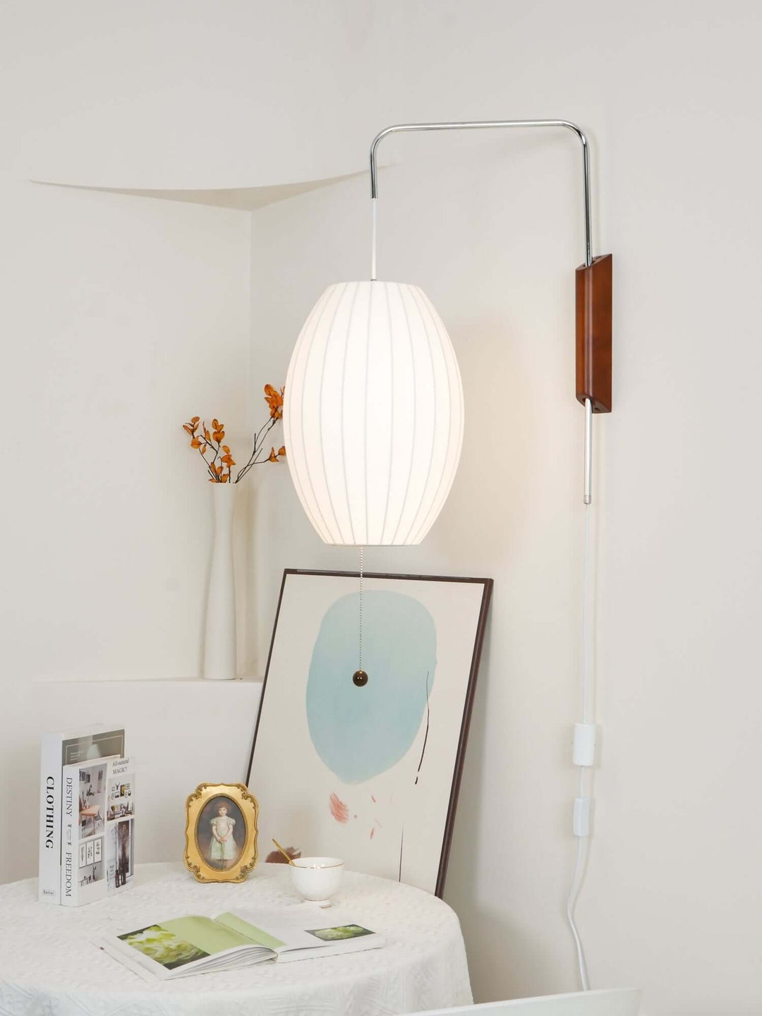 Moderne væglampe med kugledesign og varmt hvidt lys