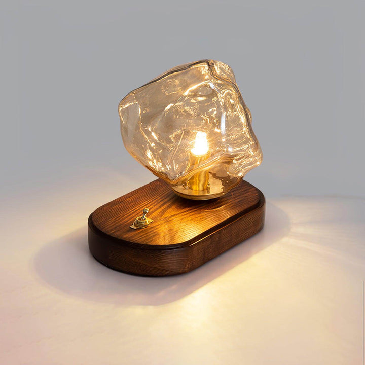 Bordlampe af glas i isstensdesign