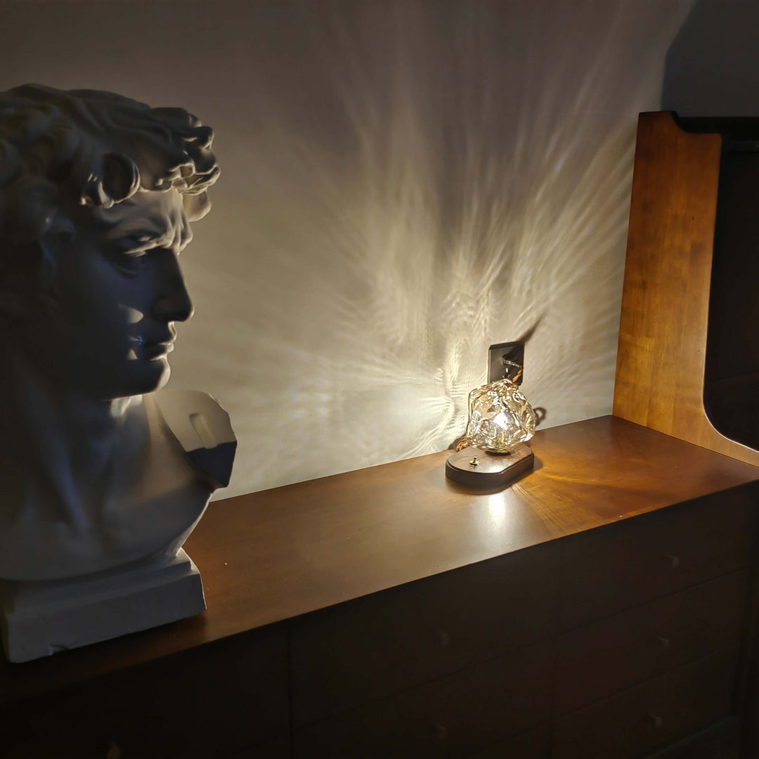 Bordlampe af glas i isstensdesign