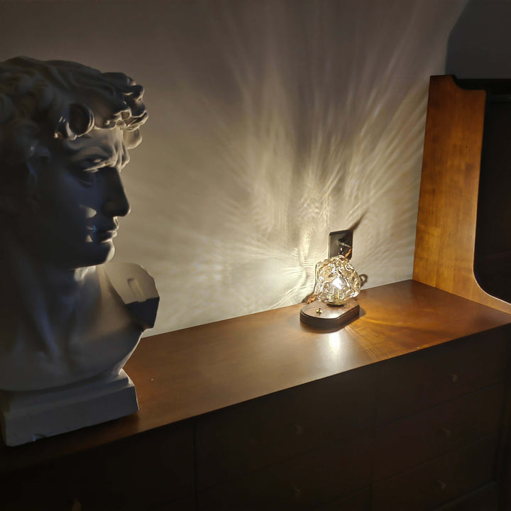 Bordlampe af glas i isstensdesign