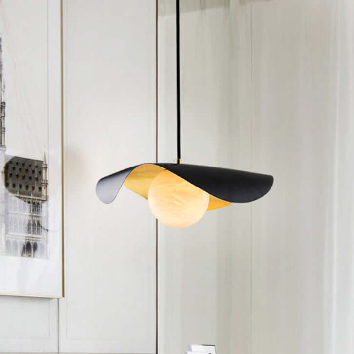 Moderne loftslampe i metal med varmt lys