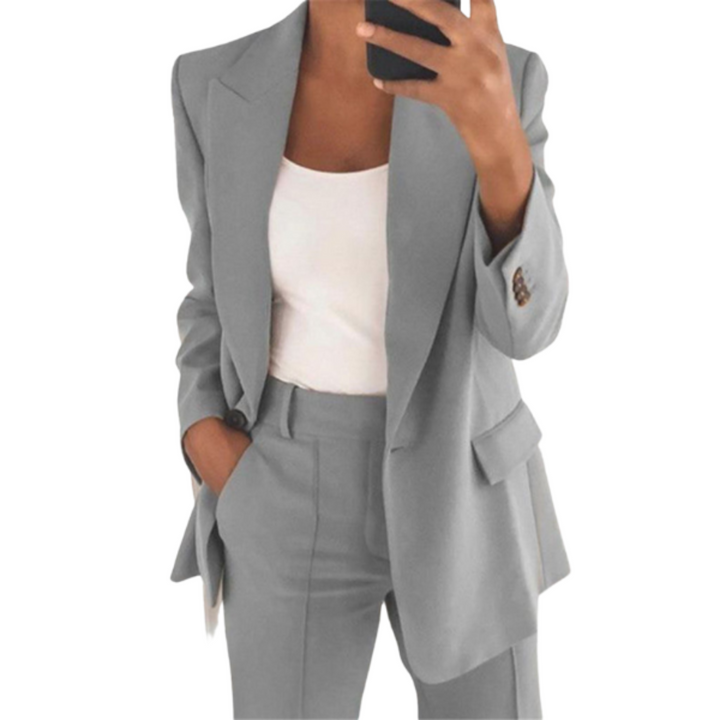 Professionelt og moderne dame blazer sæt. Et elegant valg til den stilbevidste kvinde.