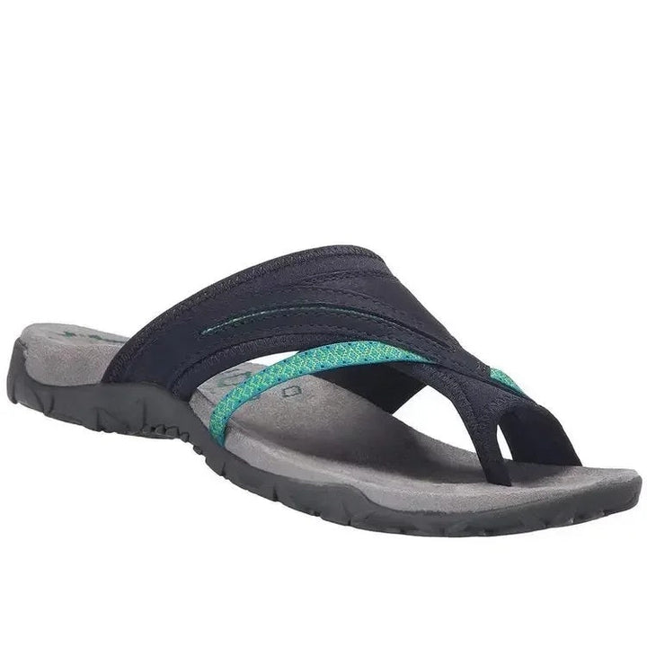 Stilfulde kvinde sandaler med krydsremme og en synlig ergonomisk, stødabsorberende sål.