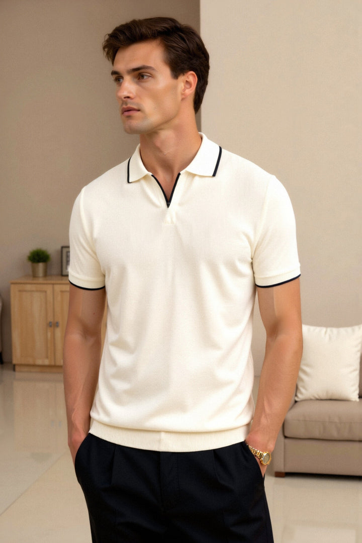 Beige herre polo t-shirt med korte ærmer og stilfuld sort kontrastkrave. Perfekt til sommer.