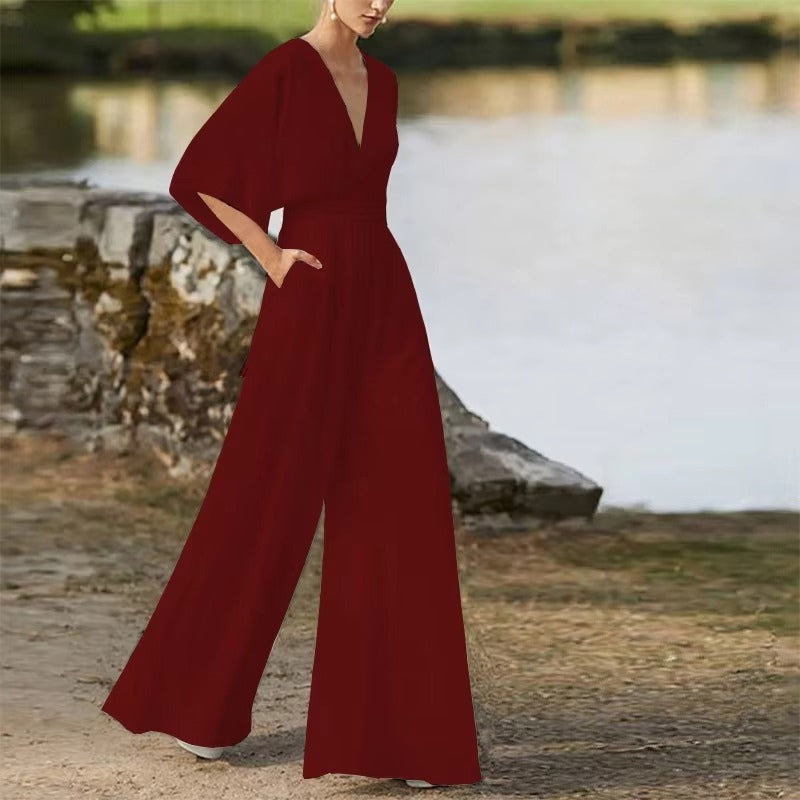 Sommer outfit dame jumpsuit: løs pasform, V-hals og korte ærmer for maksimal komfort.