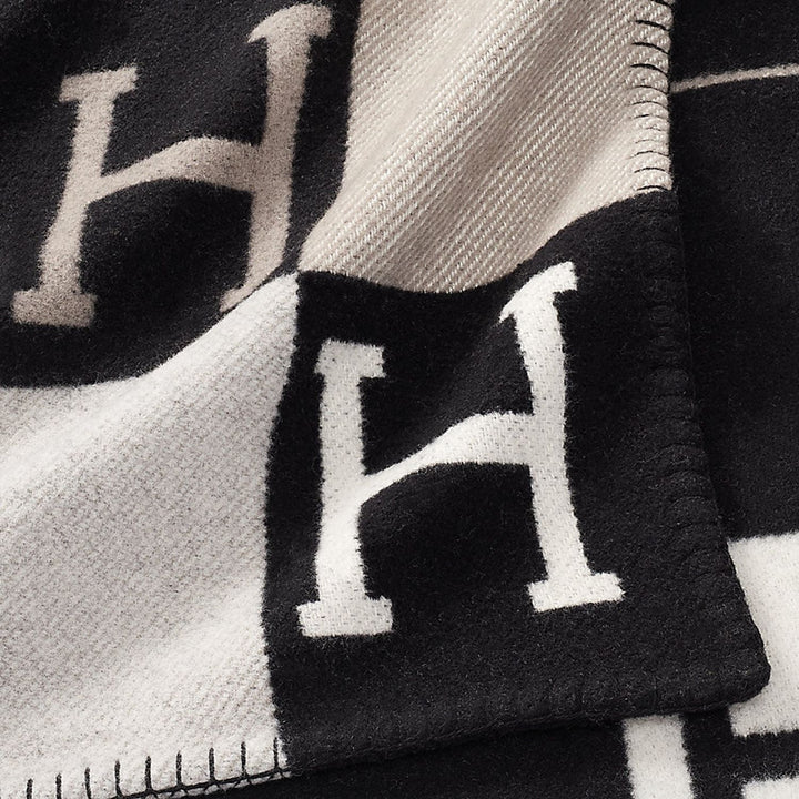 Dekorativt uld cashmere tæppe. Giver hjemmet en luksuriøs og hyggelig atmosfære.