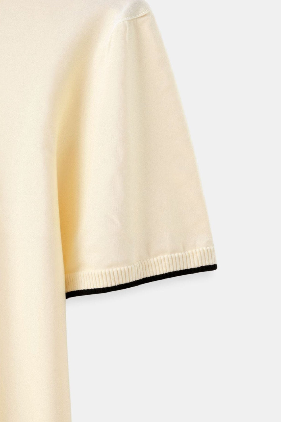 Beige polotrøje til herrer, kortærmet med elegant sort kontrastkrave. Ideel til forårsbrug.