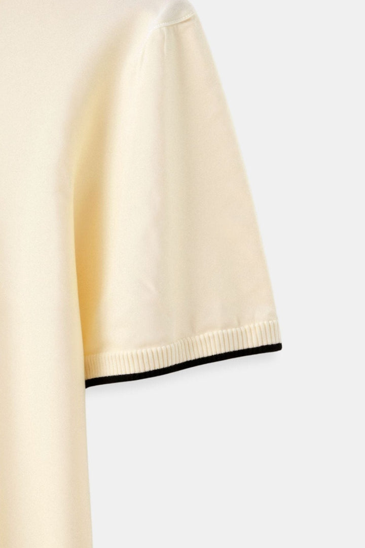 Beige polotrøje til herrer, kortærmet med elegant sort kontrastkrave. Ideel til forårsbrug.