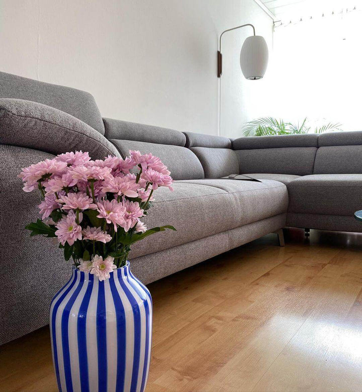 Moderne væglampe med kugledesign og varmt hvidt lys