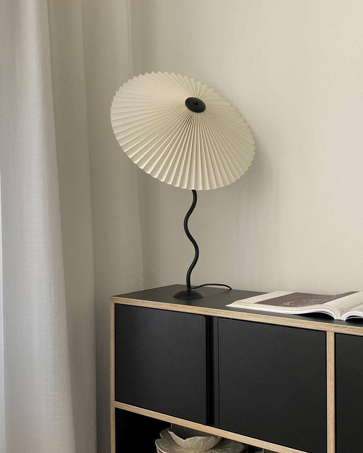 Moderne bølget desigbordlampe i metal