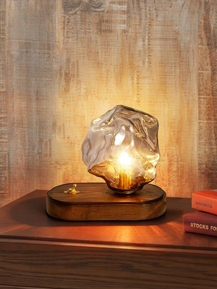 Bordlampe af glas i isstensdesign