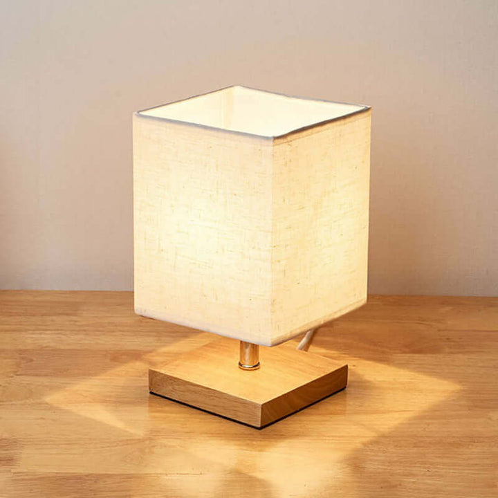 Minimalistisk bordlampe i træ og linned