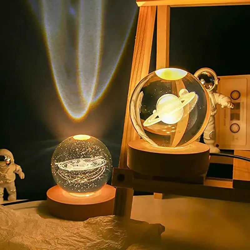 Detaljeret 3D krystalkugle med Saturn og ringe. LED-natlampe til rumudsmykning.