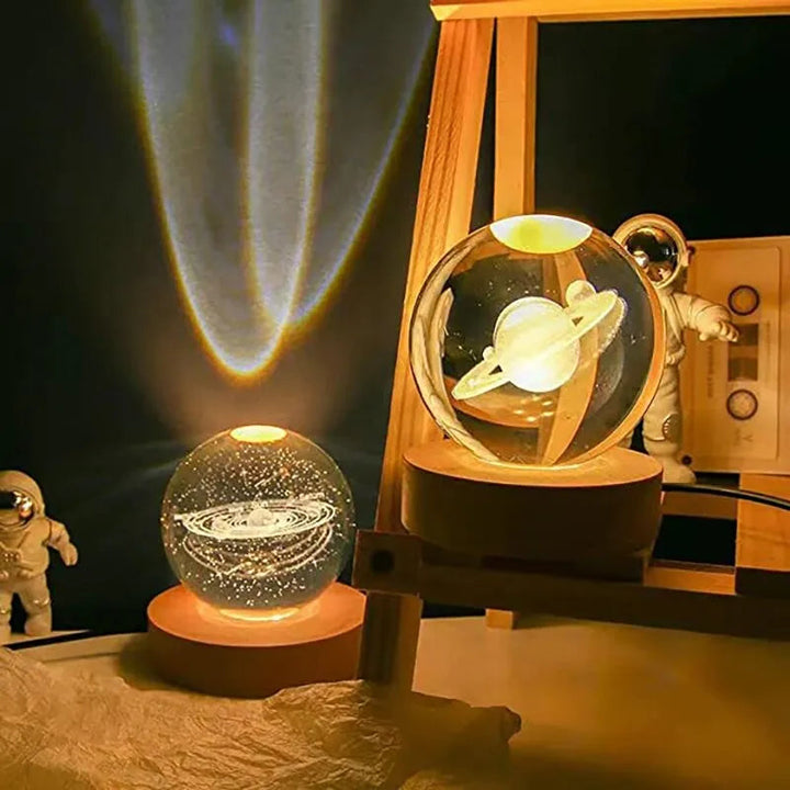 Detaljeret 3D krystalkugle med Saturn og ringe. LED-natlampe til rumudsmykning.