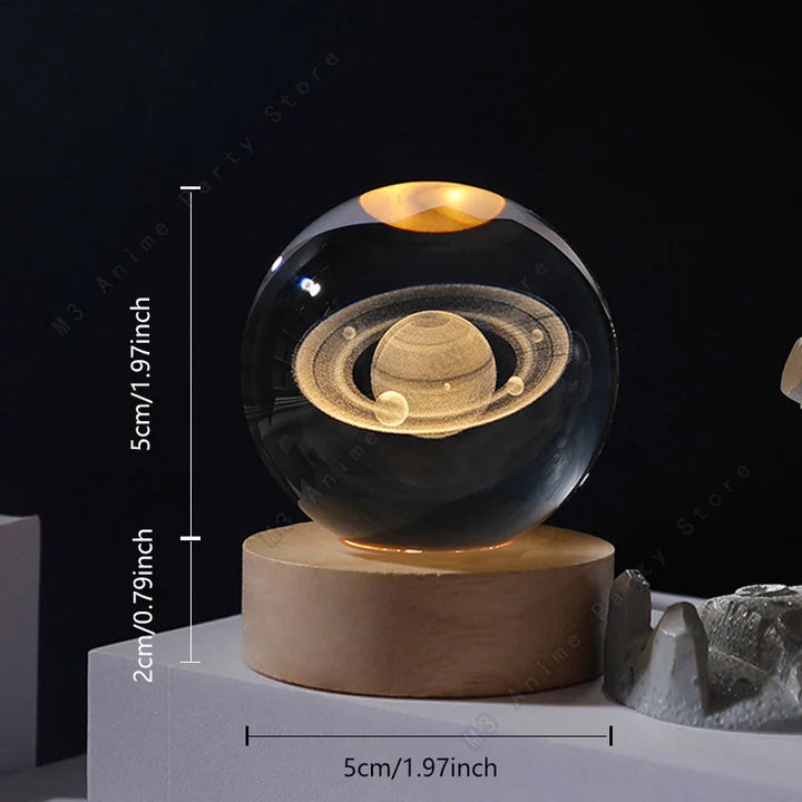 Magisk 3D krystalkugle USB lampe med galakse & planeter. Skaber stemningslys til moderne hjemmeindretning.