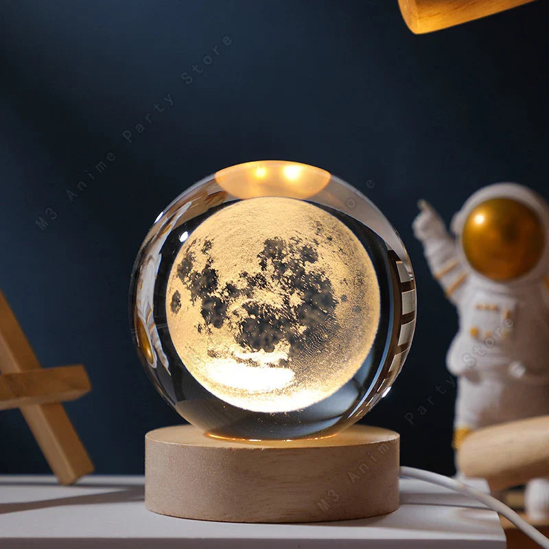 USB-drevet 3D krystalkugle natlampe med galakse & planeter. Giver et beroligende stemningslys.